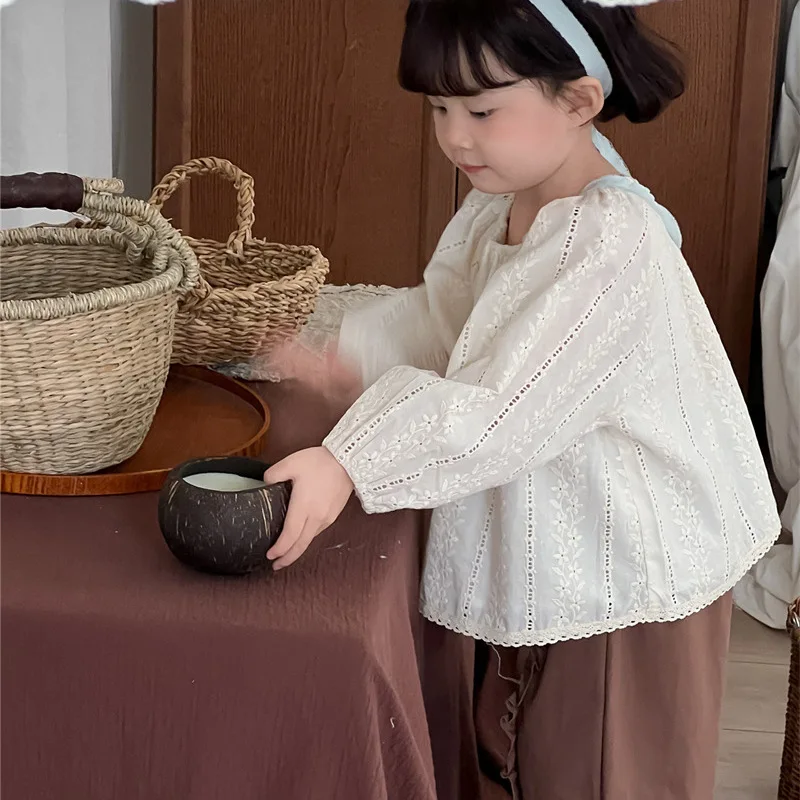 

Baby Girls Shirts 2025 Spring New Korean Style Childrens Embroidered Crew Neck Shirt Sweet Lace Long-sleeved Shirts