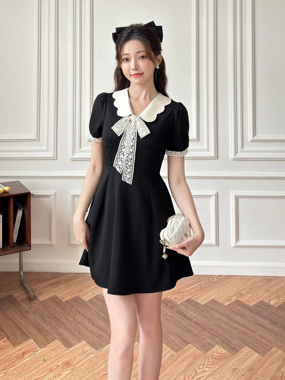 Vestido Feminino Plus Size Preto com Decote V e Laço, Saia Curta Evasê, Estilo Francês, Moda Verão, com Efeito Emagrecedor, A...