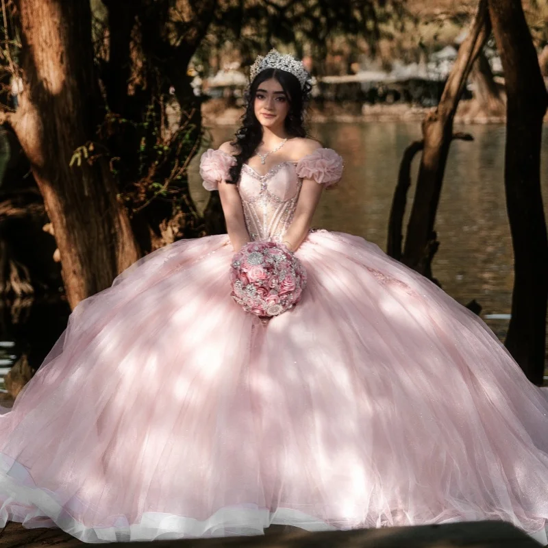 

Розовое платье для церемонии Quinceanera с открытыми плечами, блестящими кристаллами, цветочным декором, длинным шлейфом и бантом, платье для 15-летия. ﻿ Настройте на свой вкус