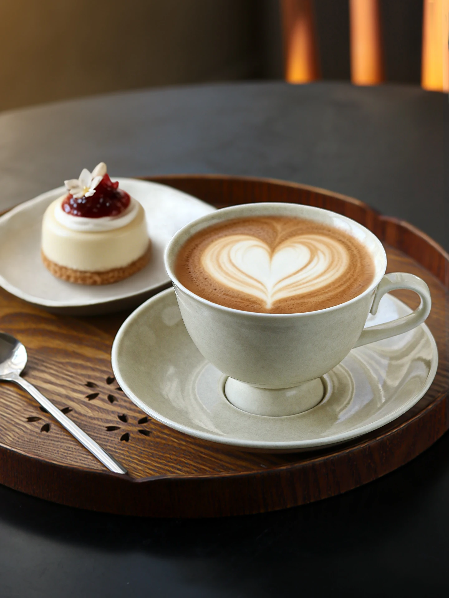 ensemble-de-tasses-a-cafe-cerc-retro-faites-a-la-main-avec-assiette-tasse-d'avoine-service-a-the-tasse-florale-texture-poignee-a-une-seule-oreille