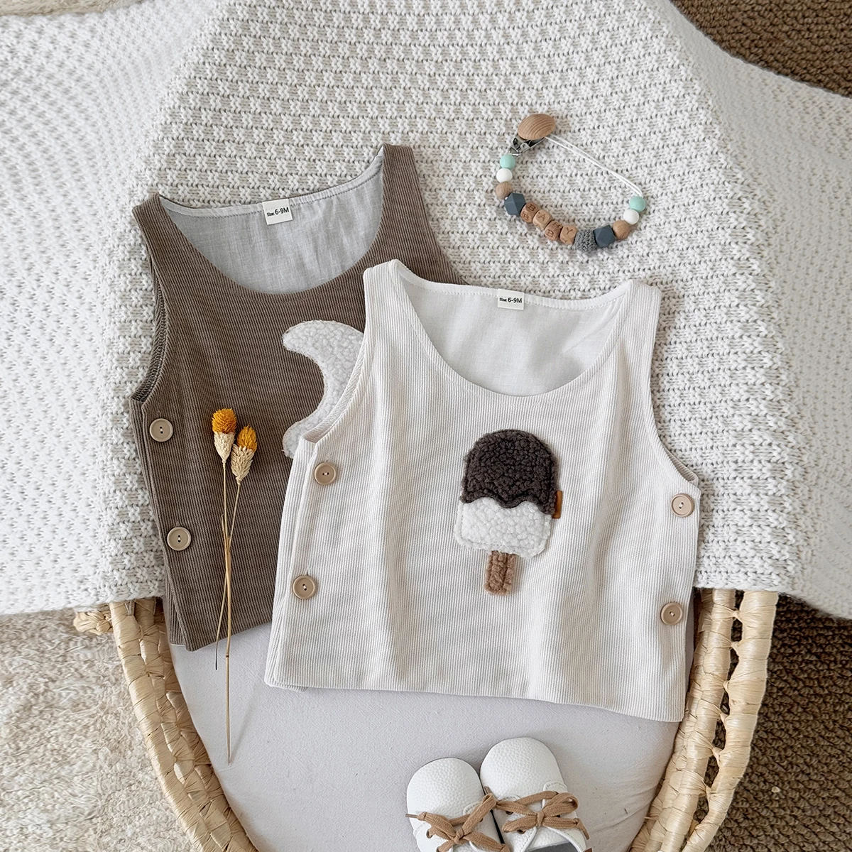 

New Spring and Autumn Baby Clothing Ice Cream Moon Patch Super Cute Ankle Shoulder Vest Western Style Baby Clothing (One Vest)