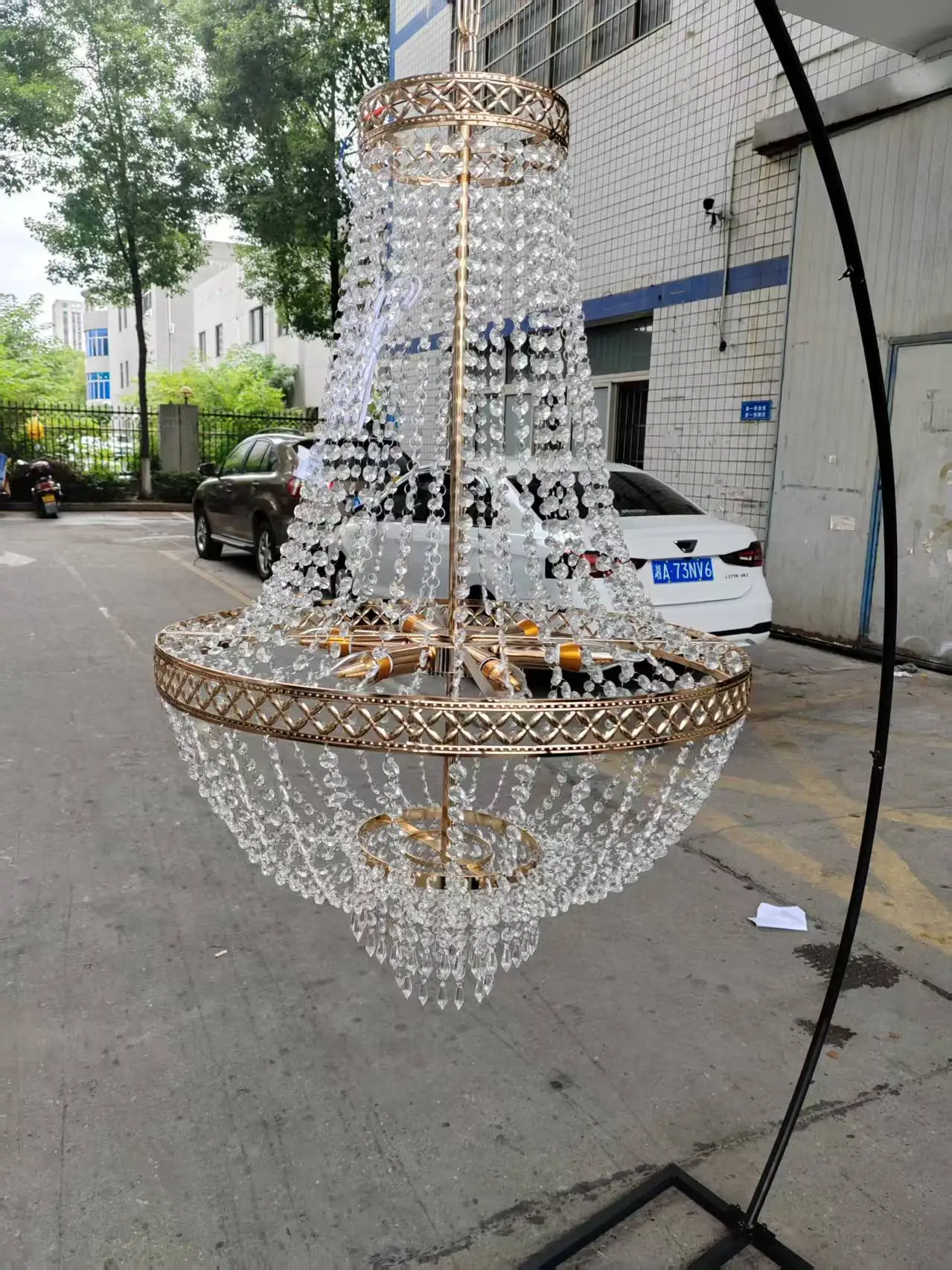 Exquisiter Metallbogen mit hängenden Kronleuchterblumen, Hochzeitsständer für Party- und Eventdekoration – Detail 6