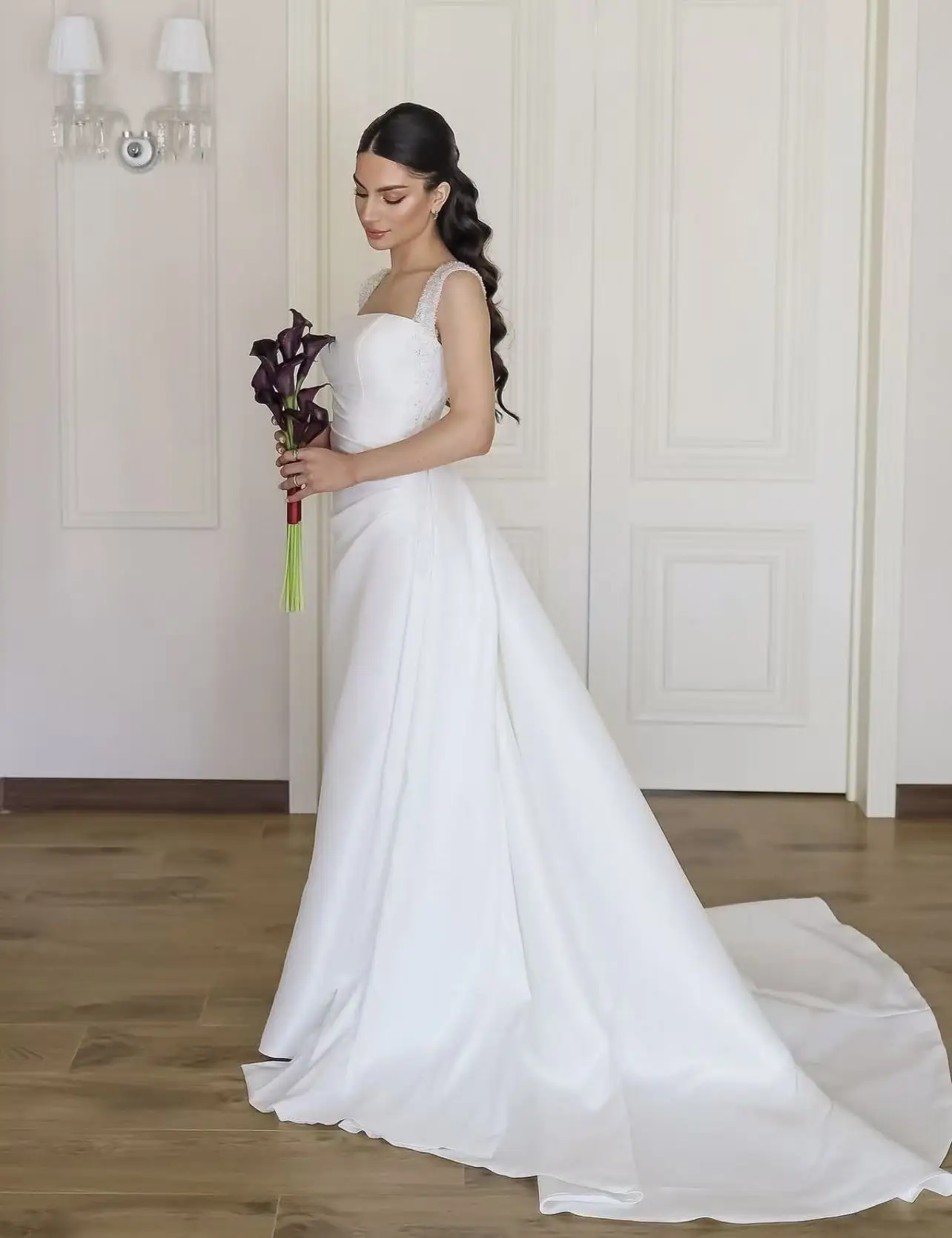 ジェーン・エア カスタマイズされたキラキラ輝く白いサテンのイブニングドレス ノースリーブのブライダルガウン 高級ウェディングドレス オーダーメイドの特別な日のドレス