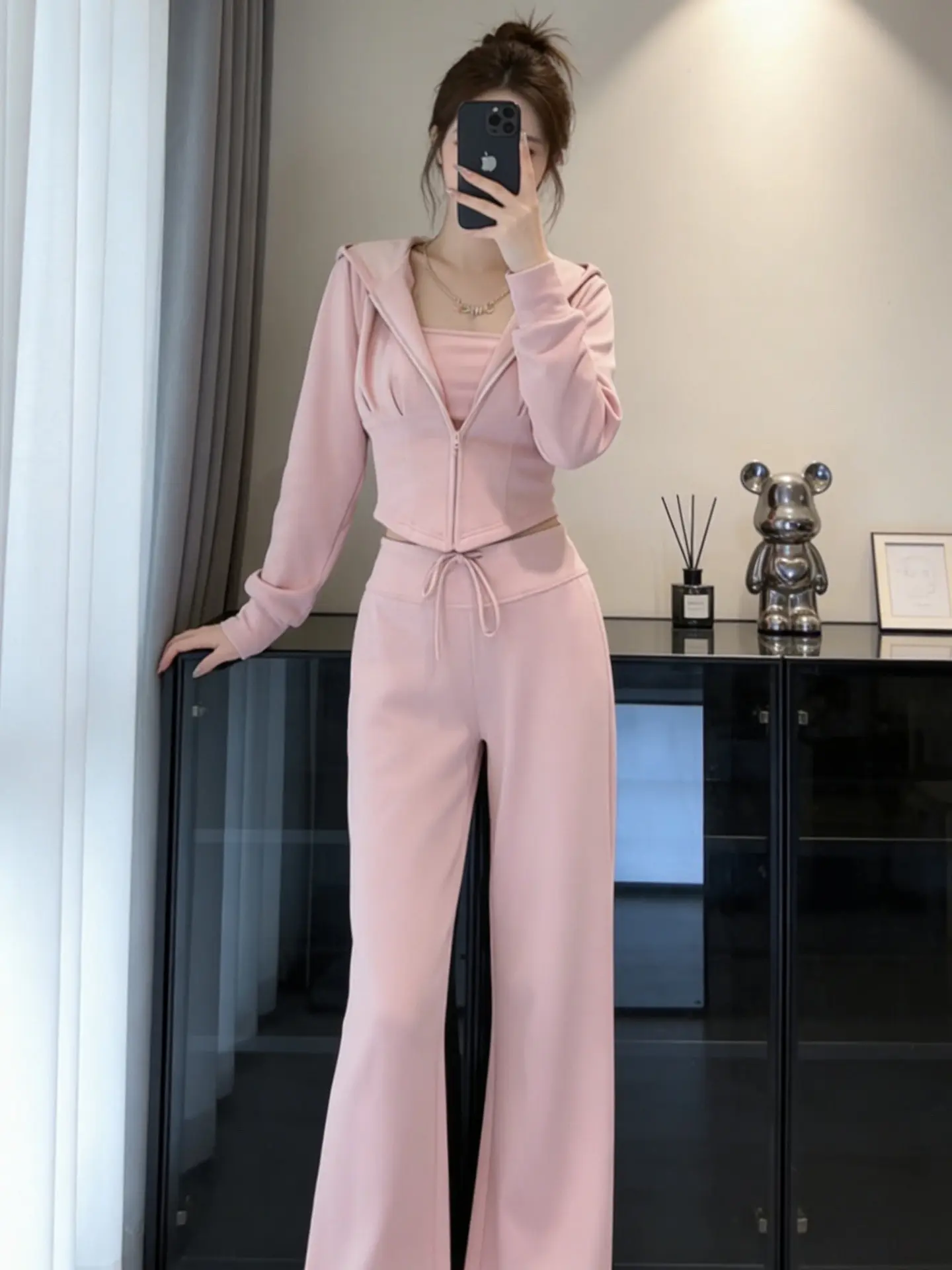 

Розовый спортивный комплект-двойка для женщин: удобные брюки с высокой талией и широкими штанинами, укороченный жакет, приталенный крой, весенний повседневный спортивный стиль