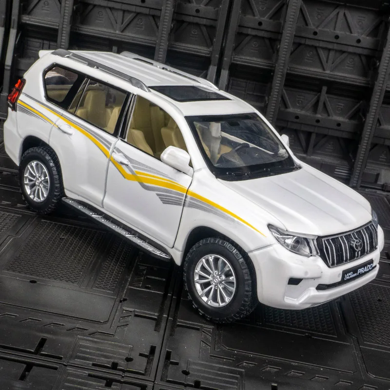 CCA 1:24 simulação Toyota Prado liga modelo de veículo off-road, portas e capô do motor, porta-malas pode ser aberto com som e luz
