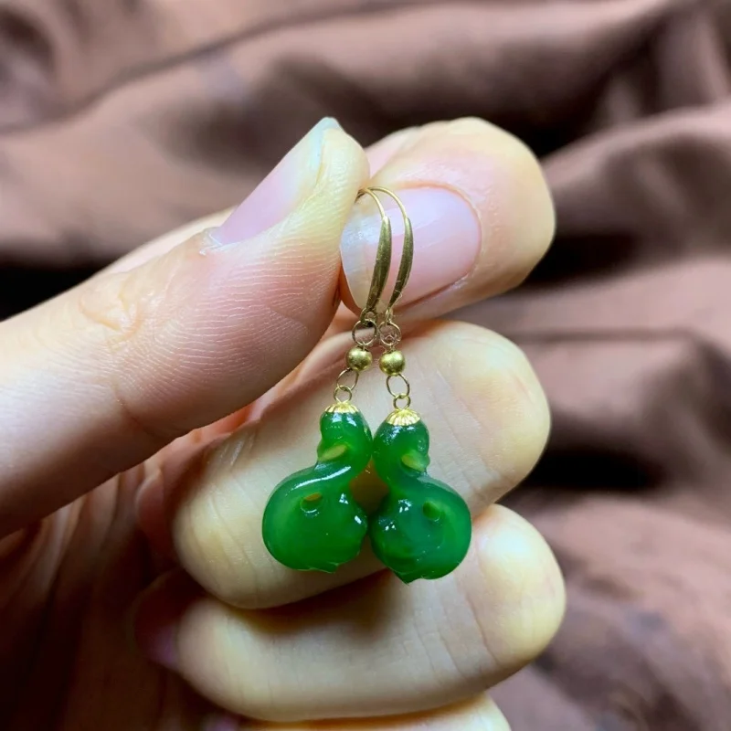 

Новые серьги из хэтяньского нефрита с золотом 18 карат в форме маленького лебедя, модные и универсальные.