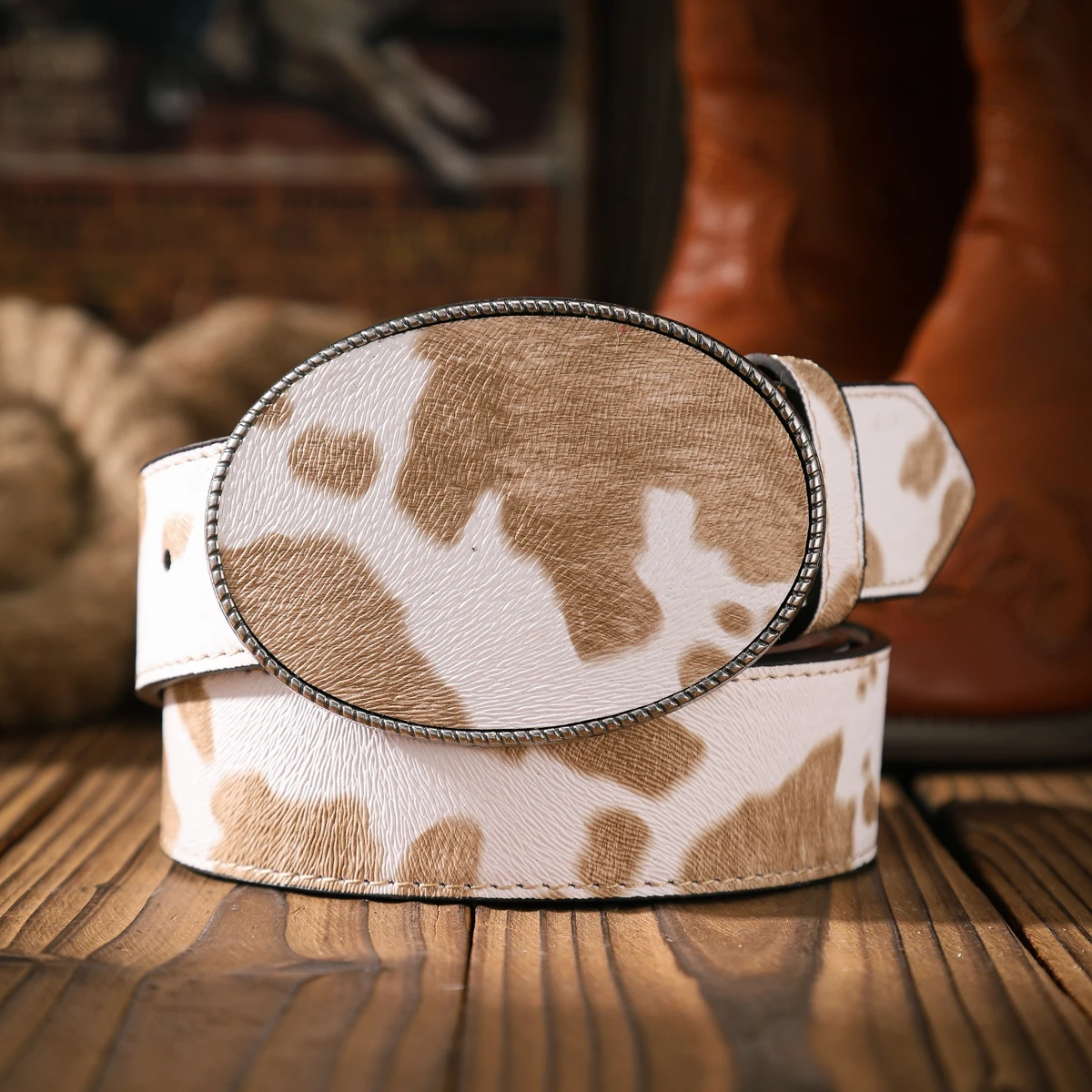 Ein lässiger und retroer Gürtel, ein Taillenaccessoire für Kleidung im Western-Stil, Metallschnalle, PU-Gürtel, geeignet für Männer und Frauen. – Detail 6