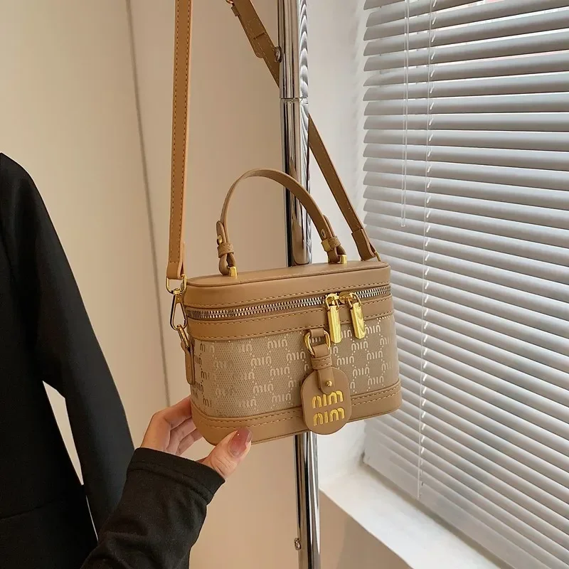 

Vintage Inspired Simple Crossbody Bag For Casual Women With Messenger Function And Solid Color Leather Finish