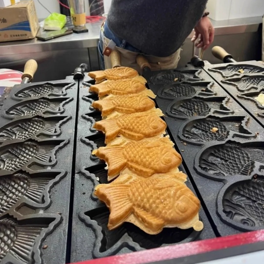 

Машина для защелкивания с 6 полостями, вафельница в форме рыбы с двусторонним нагревом и 180 ° Вращение, для уличной еды и будки для закусок