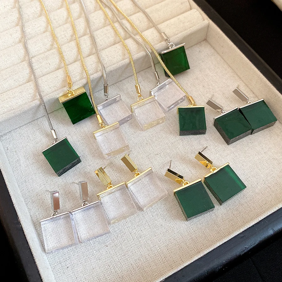 Exquisite Fashionable Copper Alloy Square Resin Necklace Elegant Design High-End Feeling Green Jadeite Jewelry Accessories