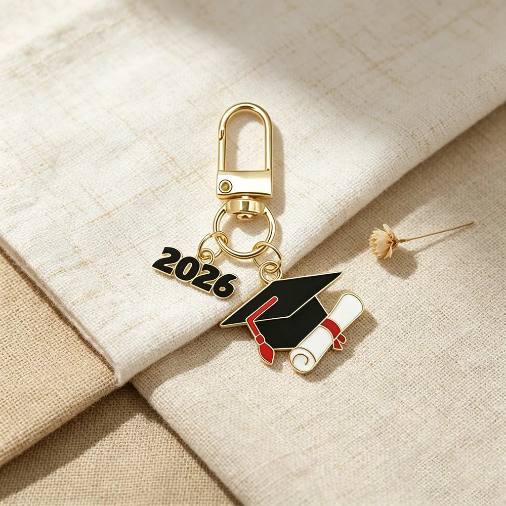 2026 Abschlusskappen-Schlüsselanhänger, vergoldeter Emaille-Taschenanhänger, trendiges College-Abschlussgeschenk für Sie, Ihn & Freunde – Detail 4