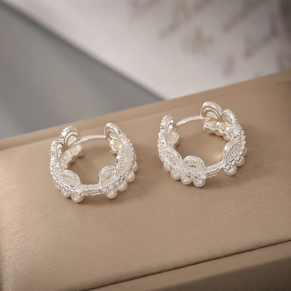 Fashionable and exquisite lace pearl earrings, high-end small and versatile earrings, niche light luxury design earrings