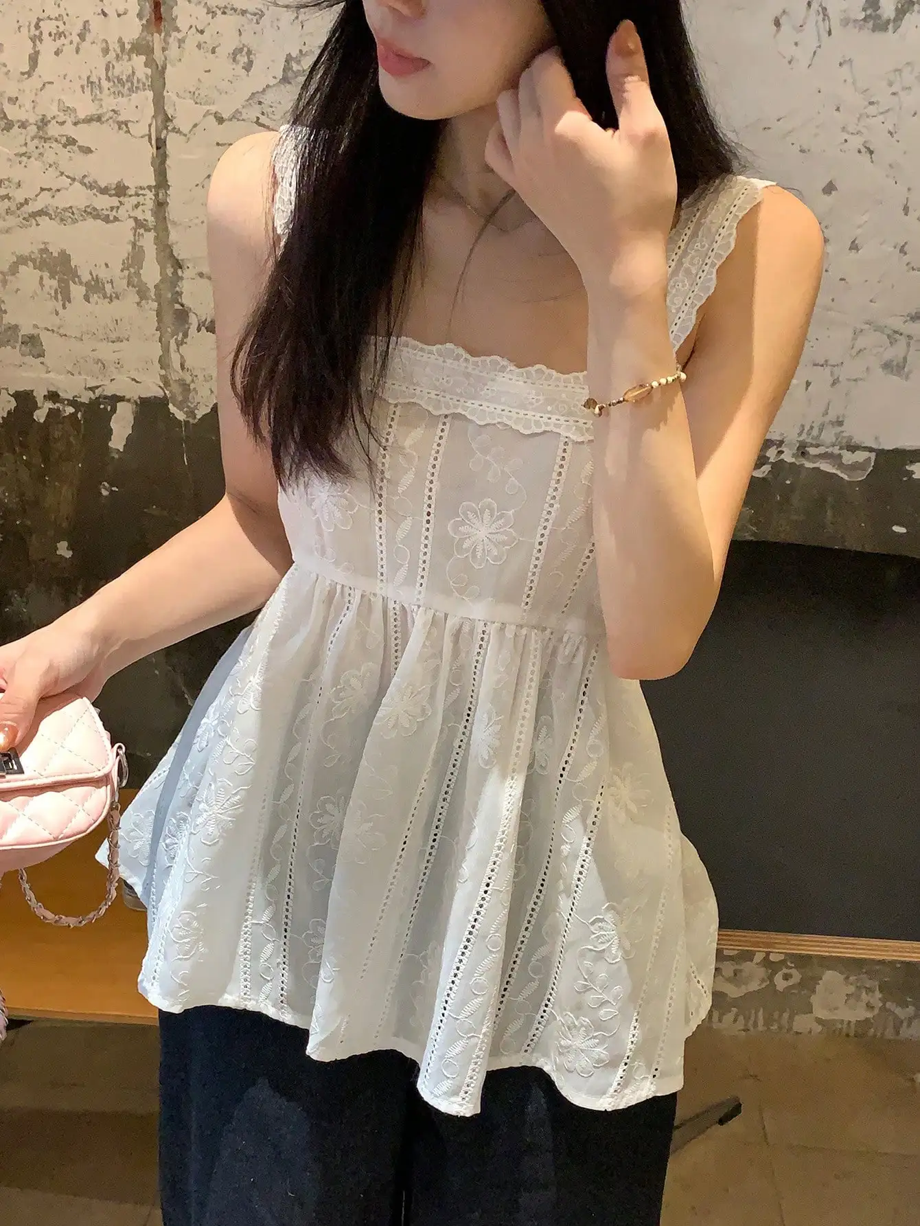 

Белый топ-камизол с цветочной вышивкой и кружевной отделкой - свободный крой, летний, повседневный