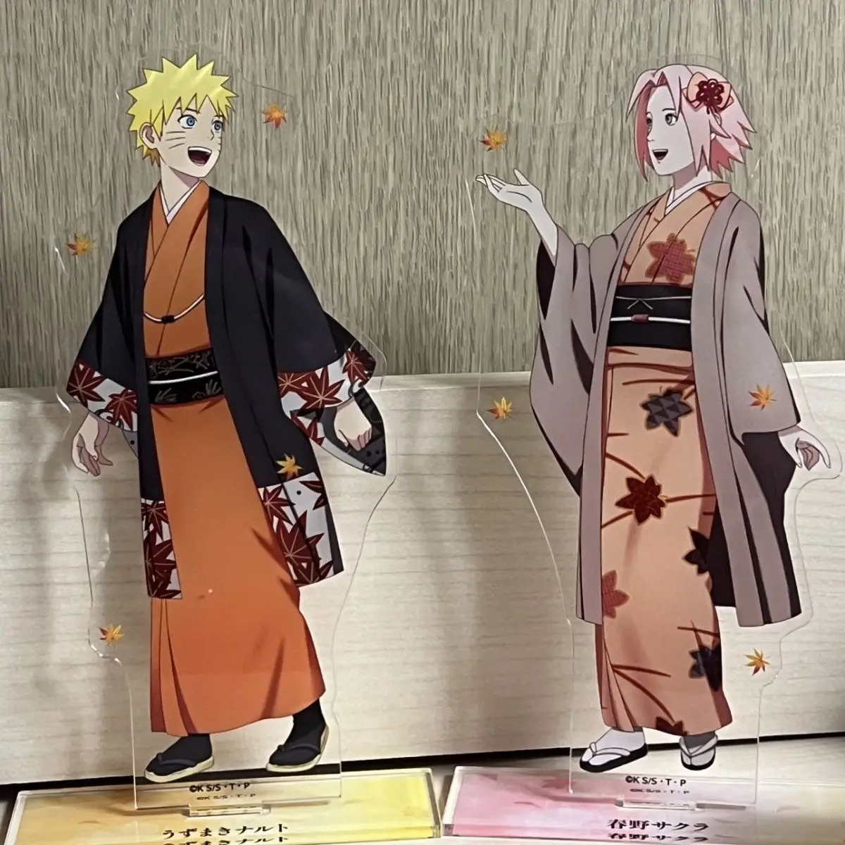 NARUTO otoño acrílico soporte Uzumaki Naruto Haruno Sakura hoja de arce kimono figura exhibición Anime colección de productos decoración de escritorio regalo