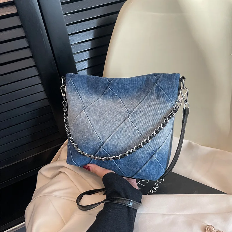 Borse a tracolla Casual da donna 2023 nuova borsa a secchiello in Denim borsa a tracolla a catena di moda Casual semplice borsa ascellare per le donne