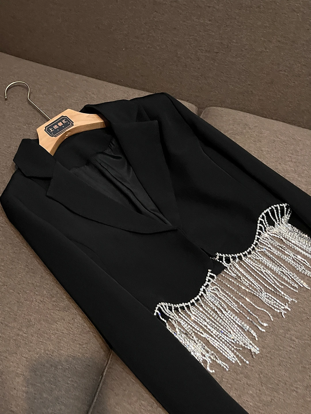 2025年冬 Vネック クリスタルフリンジトリム付きスカートスーツ レディースファッションセット OK405 新品入荷