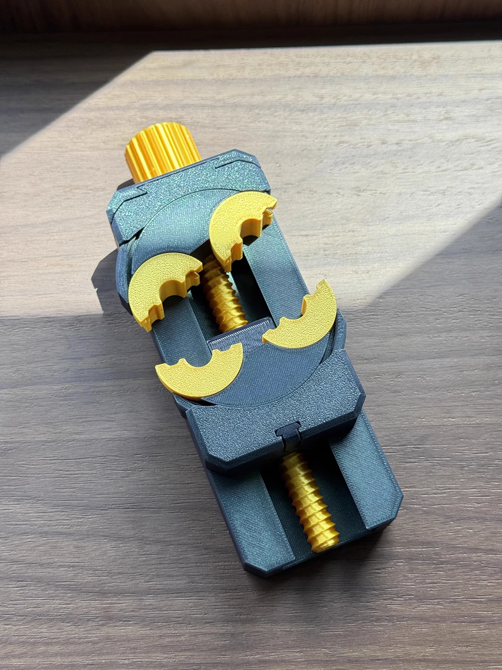 

Настольные мини-тиски — микрозажим ручной работы с 3D-печатью