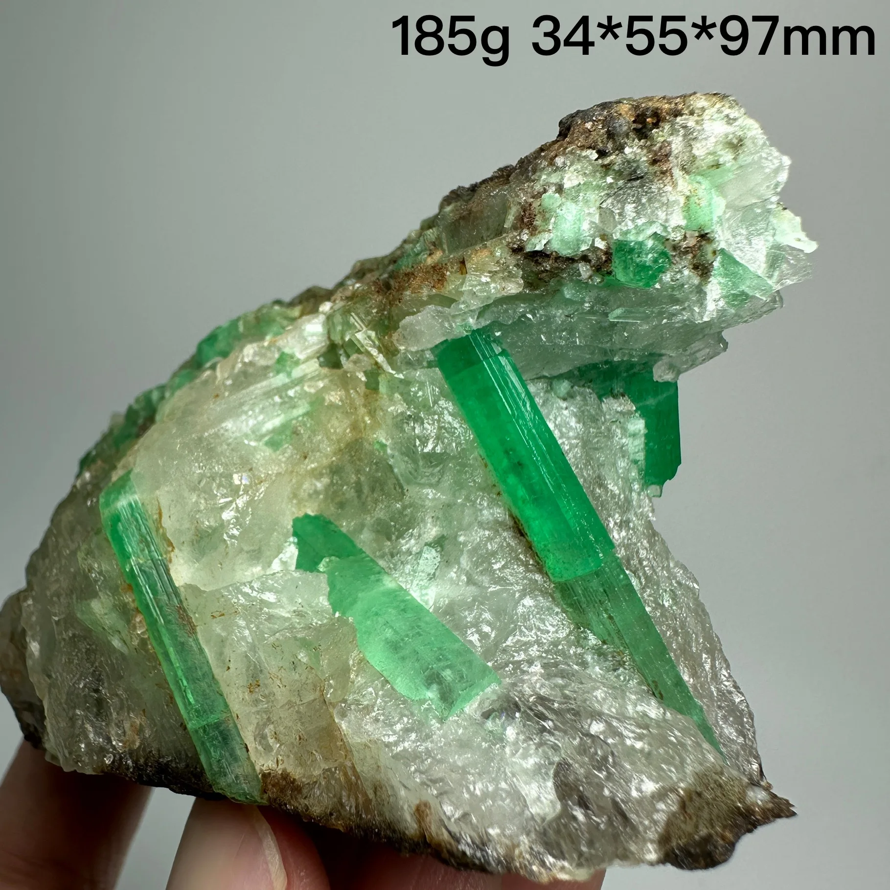 عينة معدنية من الزمرد الطبيعي + بلورات كوارتز شفاء وأحجار كريمة صخرية #3