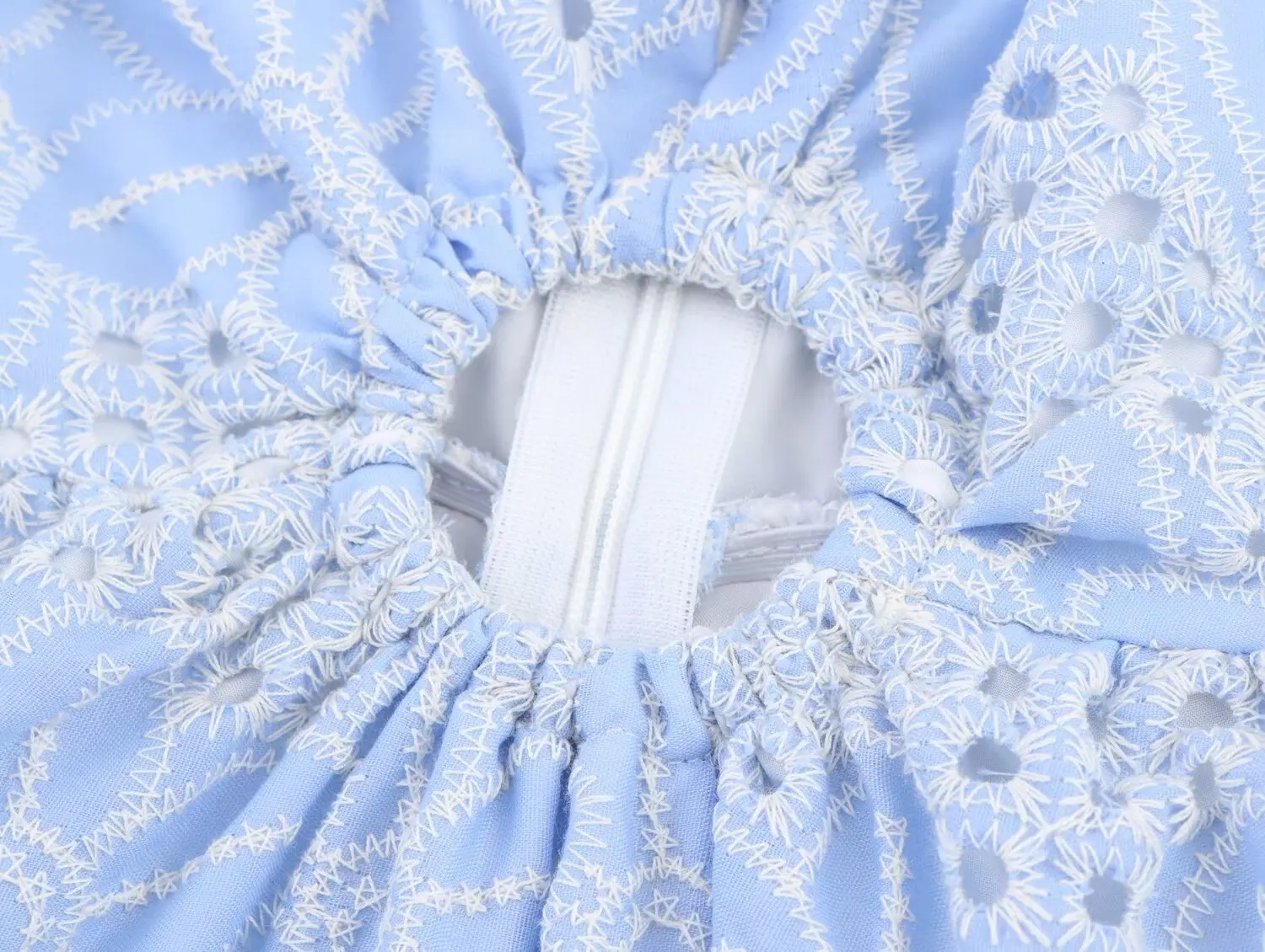 2025 Abito estivo senza maniche con bretelle da donna Abito blu con ricamo cavo grande altalena Abiti da spiaggia Casual Boho Holiday Abito lungo