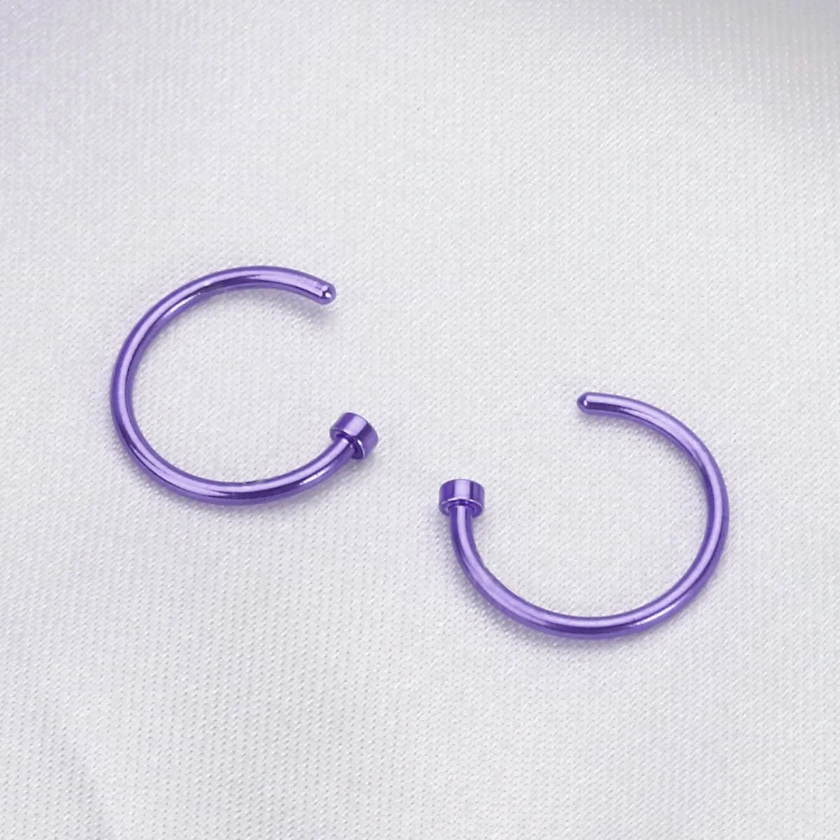 حلقة أنف من التيتانيوم الفولاذي 10 مم على شكل حرف C مفتوح باللون الأرجواني للنساء والرجال، مصقولة بدرجة عالية، من الدرجة الجراحية، مضادة للحساسية، للاستخدام اليومي