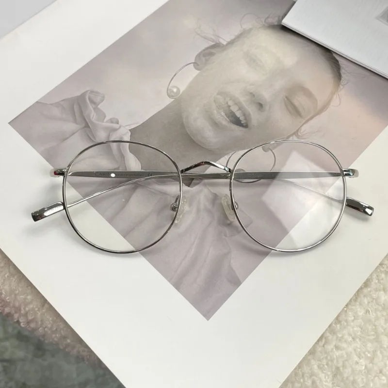 High-quality Blossom Retro Round Frame Pure Titanium Men and Women with Myopia Can Be Equipped with Small Face Plain Glasses.