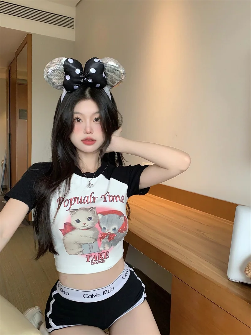 Damskie koszulki z krótkim rękawem, neutralne, bawełniane, wygodne, codzienne, oversize, luźny krój, styl high street, lekkie, nowoczesne, stylowe.