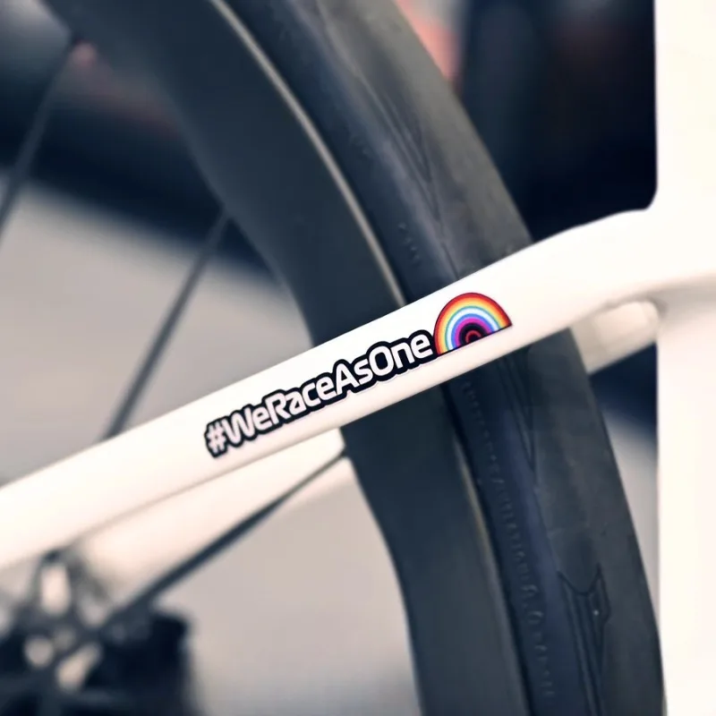 1 SET Regenbogen-Rennthema Aufkleber Wasserdichte Vinyl-Sticker für Auto Motorrad Fahrrad Helm Laptop Dekoration