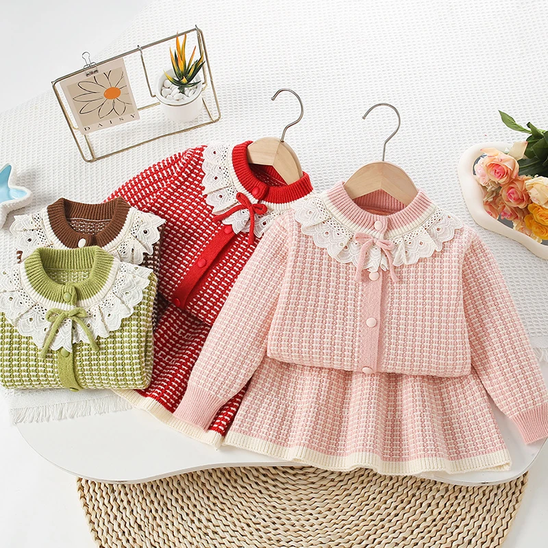 

Новинка 2023 года, осенне-зимний комплект одежды для маленьких девочек от 2 до 6 лет, вязаный кардиган с длинными рукавами + короткая юбка, детский вязаный костюм