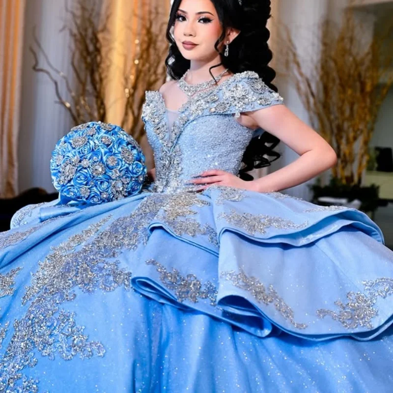 Vestido de Quinceañera Azul Luxuoso, Ombros Descidos, Decalque de Cristal com Lantejoulas, Camadas, Cauda Longa, Laço, Vestidos de 15 Anos ﻿ Personalizado