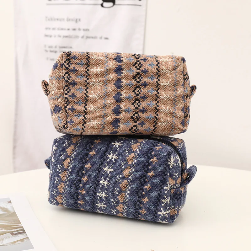 Christmas Stripe Style Travel Makeup Pouch with Zipper Cosmetic Bag Large Capacity Knitted Stripe Holiday Gift for Woman