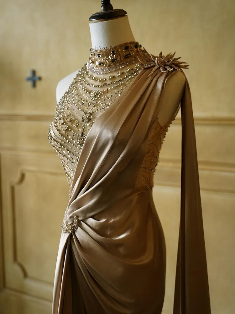 

The host of heavy industry high-end customization banquet with a and light luxury style will wear slit long dresses
