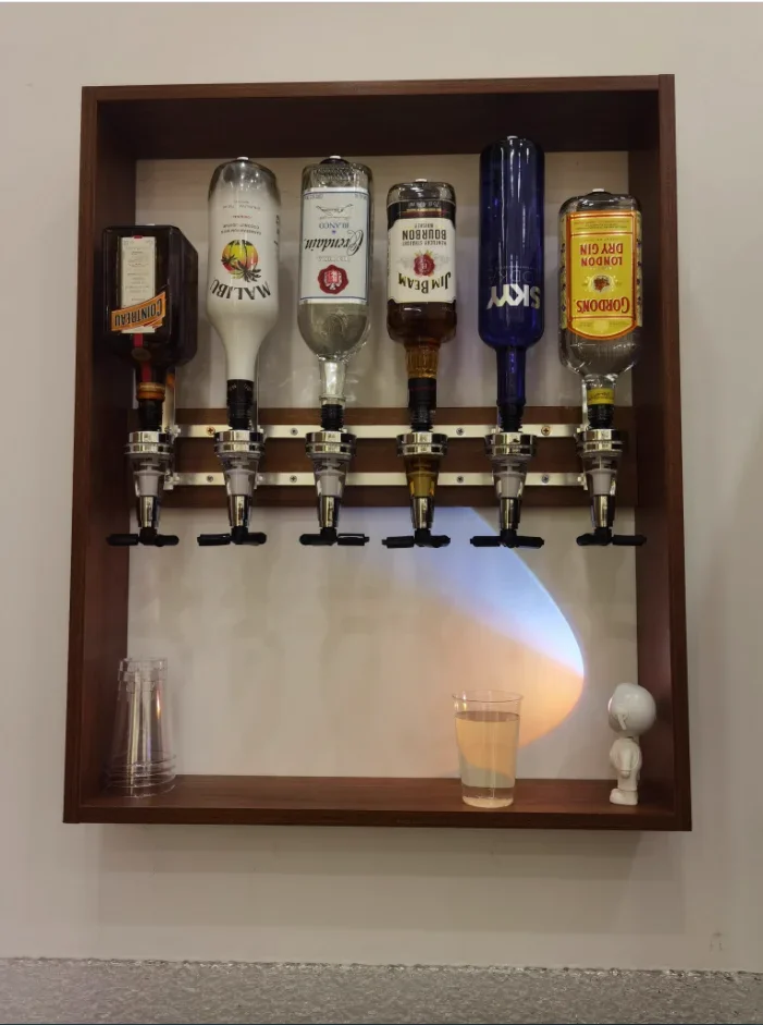 เครื่องจ่ายไวน์ต่างประเทศแบบติดผนังแท่นวางไวน์สำหรับใช้ในครัวเรือนอุปกรณ์สำหรับเทไวน์