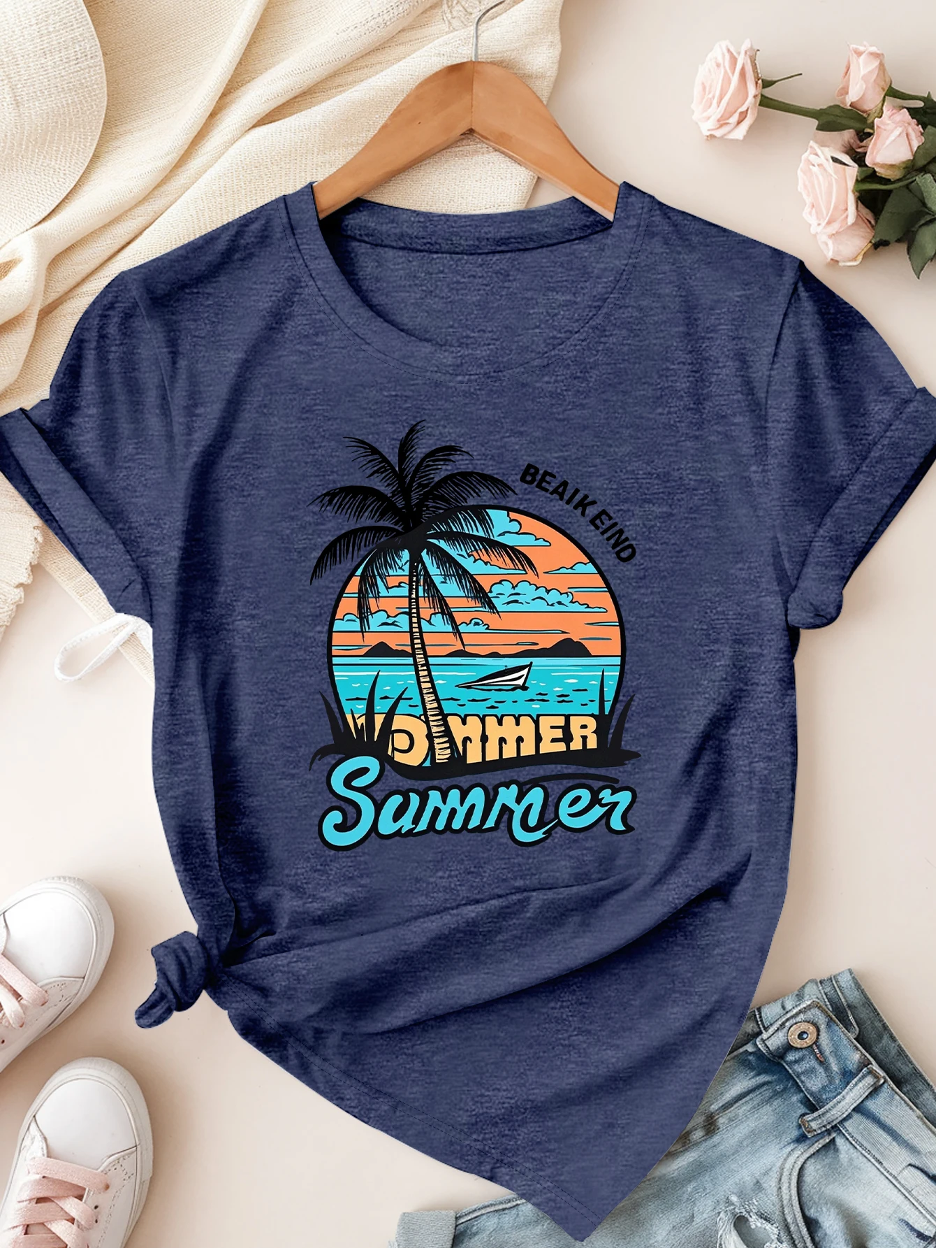 

Женская зеленая футболка больших размеров с рисунком в стиле ретро-пляж - тематический принт «БЕК НАЙДИН Лето» для пляжного отдыха и летних вечеринок