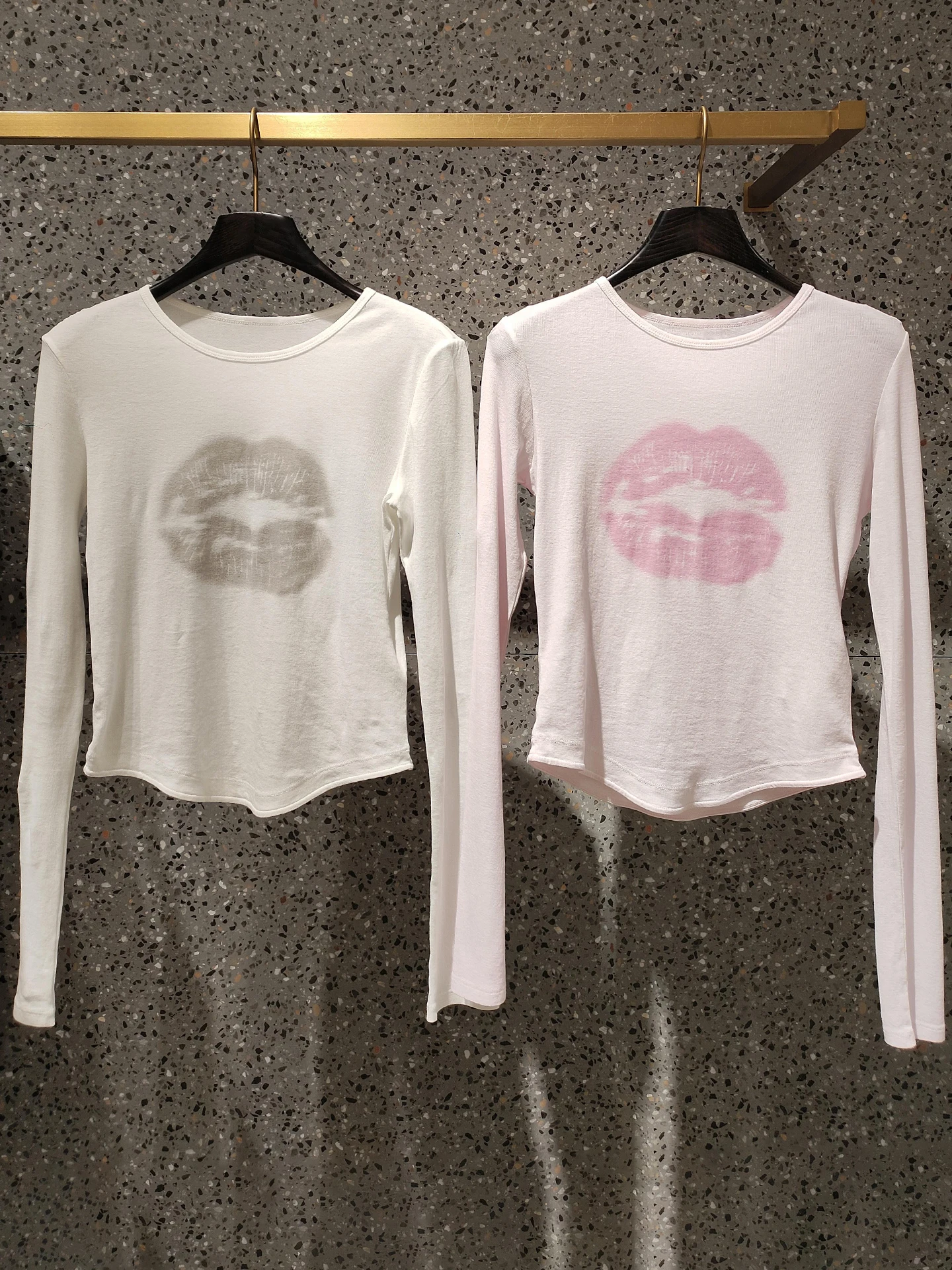 

Повседневная универсальная футболка с принтом губ, приталенная, весна 2026, женская модная модель для города, с длинным рукавом, круглым вырезом, укороченная