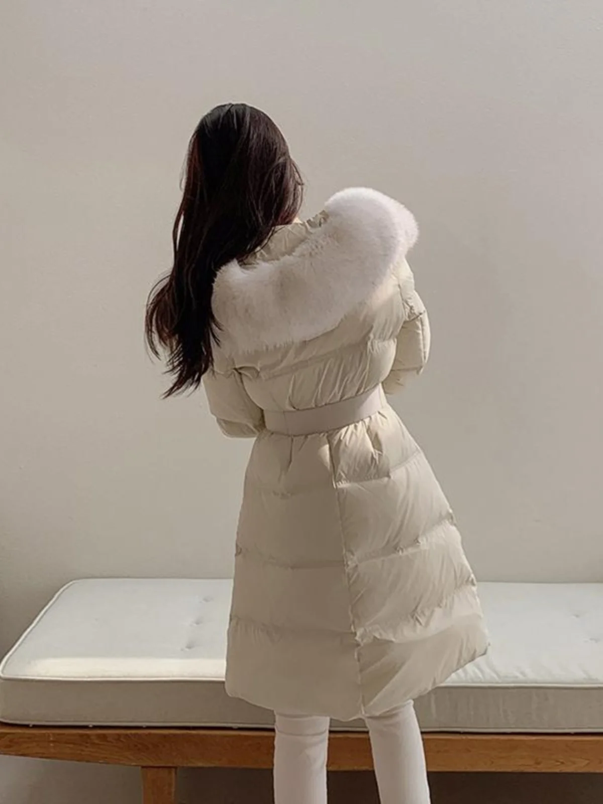 Cappotto da donna di media lunghezza bianco Du down Jaet inverno 2024 collo di pelliccia slim fit con cintura cappotto con cappuccio coreano Sle Commute Faion