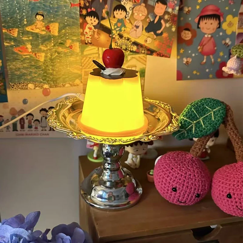 Regalo de cumpleaños para niñas, Mini lámpara de escritorio, adornos Retro de dibujos animados, luz nocturna para amigos, luz de ambiente, bonita lámpara de pudín de cereza