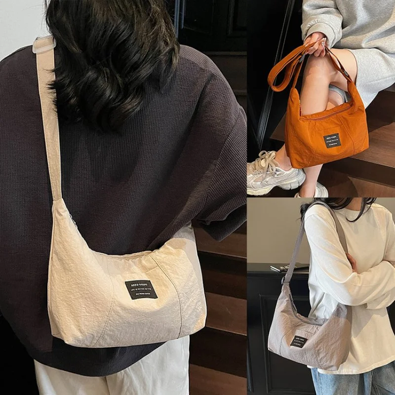 

Casual Women Messenger Bag In Waxed Canvas And Leather Trim With Weather Resistant Properties For Outdoor Use And Adventure