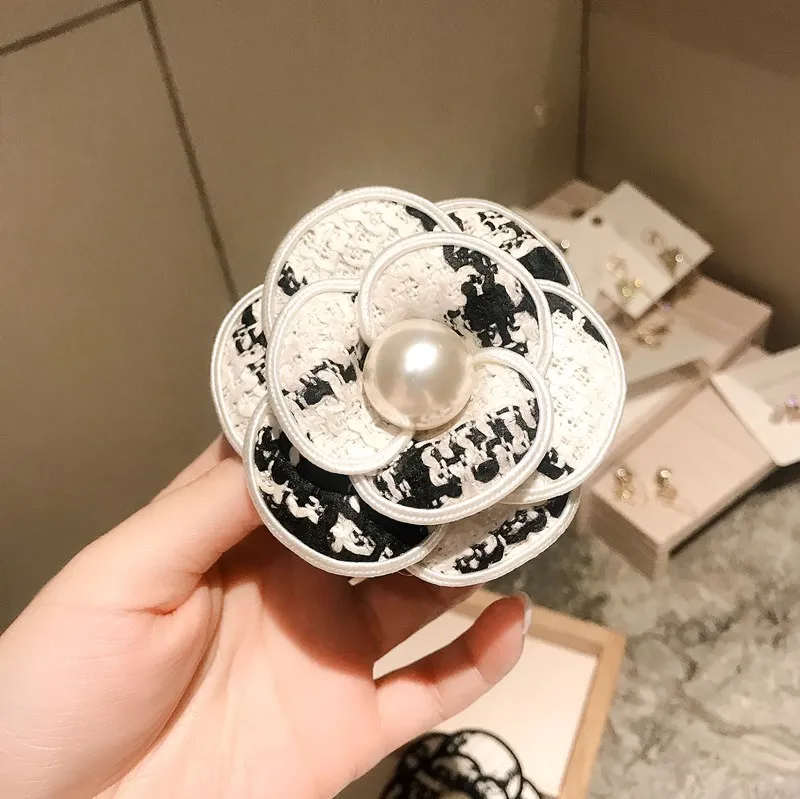 Exquisite Pearl Camellia Brooches Pins For Women Vintage Elegant Wedding Party Corsage Lady Clothing Coat Brooch Pin Badges