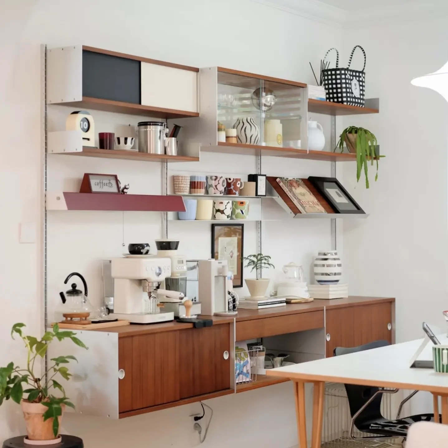 Medieval wall-mounted wall shelf track system bookshelf wall-mounted multi-layer metal storage rack coffee corner dining side