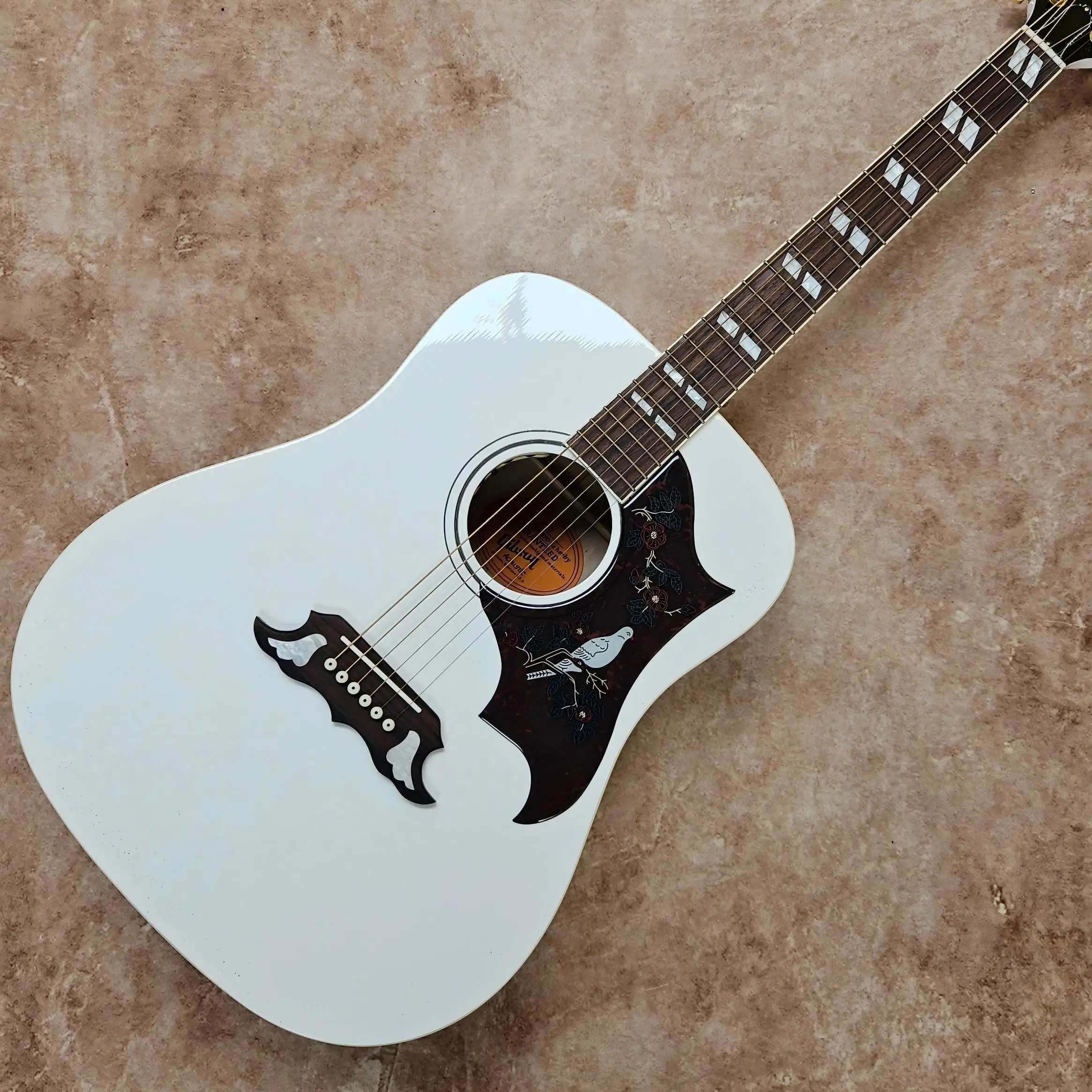 

Хит продаж: 6-струнная белая акустическая гитара 41 дюйм, верхняя дека из массива ели, гриф из красного дерева, накладка на гриф и боковые элементы из палисандра, без эквалайзера.