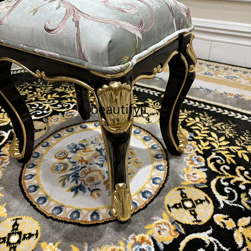 مقعد مكياج مطرز بالقماش الفرنسي، مقعد تغيير الأحذية الأوروبي من الخشب الصلب المنحوت على شكل زهرة لغرفة النوم باللون العنابي