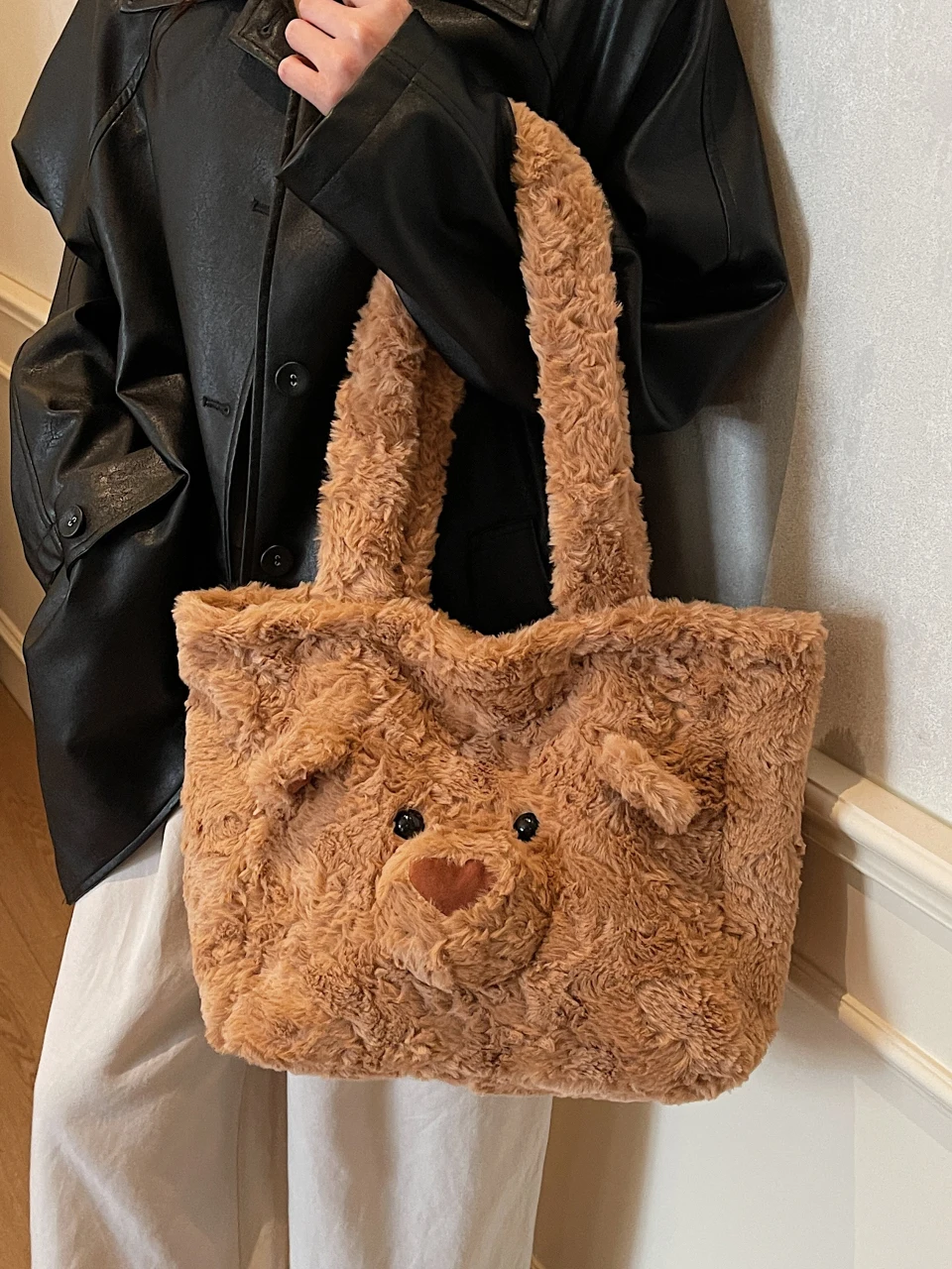 

Корейский стильный плюшевый рюкзак для города, большой вместимости, на одно плечо, с ручкой, в виде мультяшного медведя, мягкая сумка, повседневная, унисекс, зимняя новинка