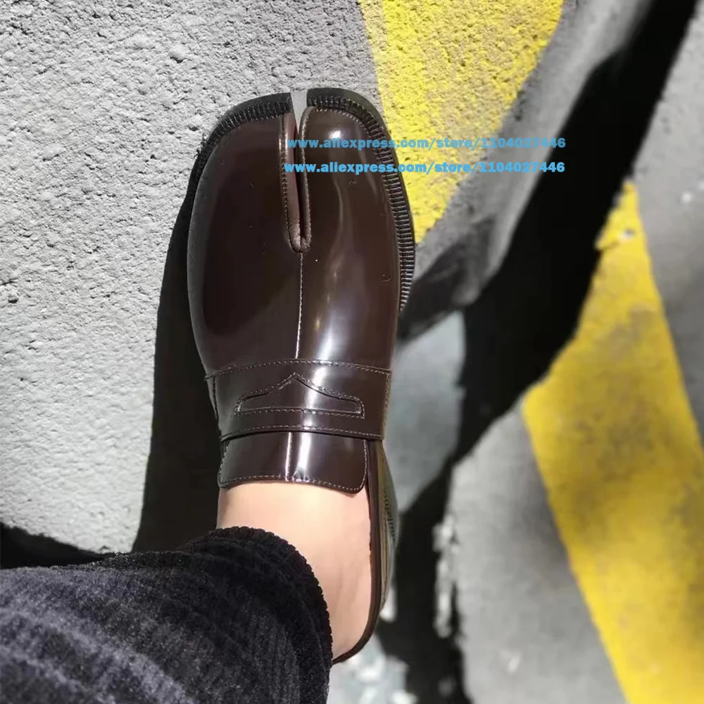 Zapatos Tabi sin cordones para hombre, mocasines de Punta dividida, zapatos individuales de cuero negro brillante, suelas suaves, zapatos casuales de lujo de marca