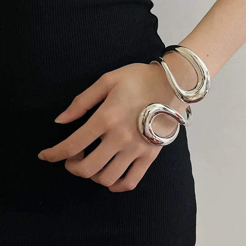 Niche metal geometric streamlined spring-coil bracelet female light luxury high sense simple exquisite bracelet