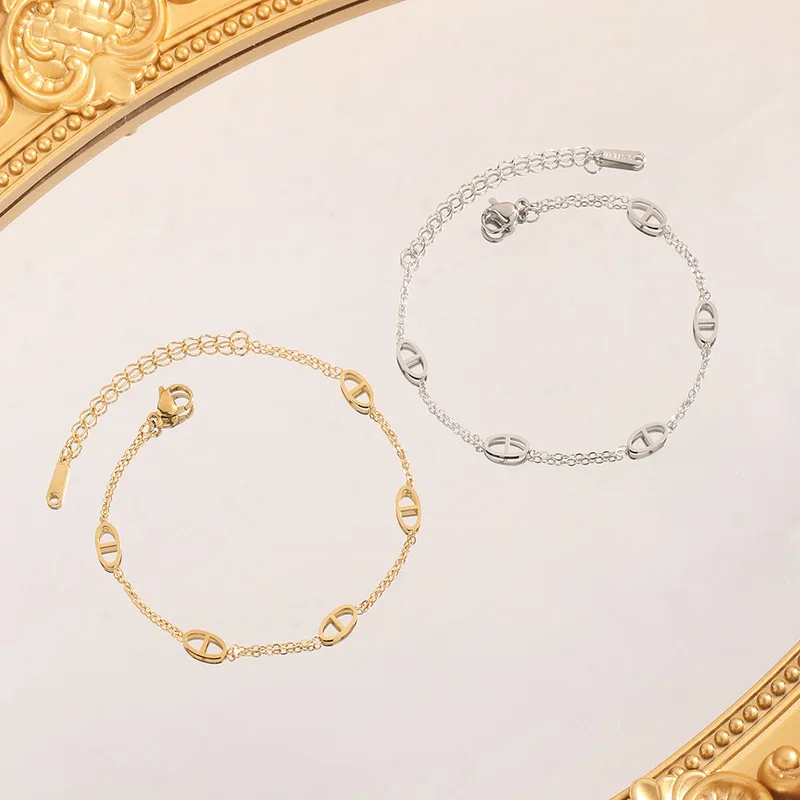 Fashionable Titanium Steel Pig Nose Bracelet Versatile Luxury Design Couple's Hand Chain Stylish Accessory for All Occasions