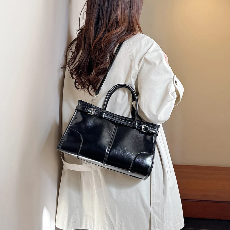 Stylish Minimalist Unique Vintage Fashionable Tote Bag With Letter Logo And Large Capacity For Casual Women Commuter Use