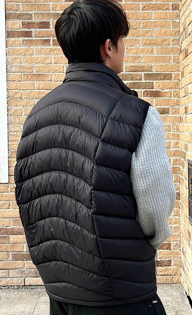 سترات رجالية عصرية بيضاء مبطنة للأسفل 2025 شتاء جديد دافئ مريح سترات بدون أكمام معاطف رجالية خفيفة الوزن بلون سادة وسحاب للأسفل