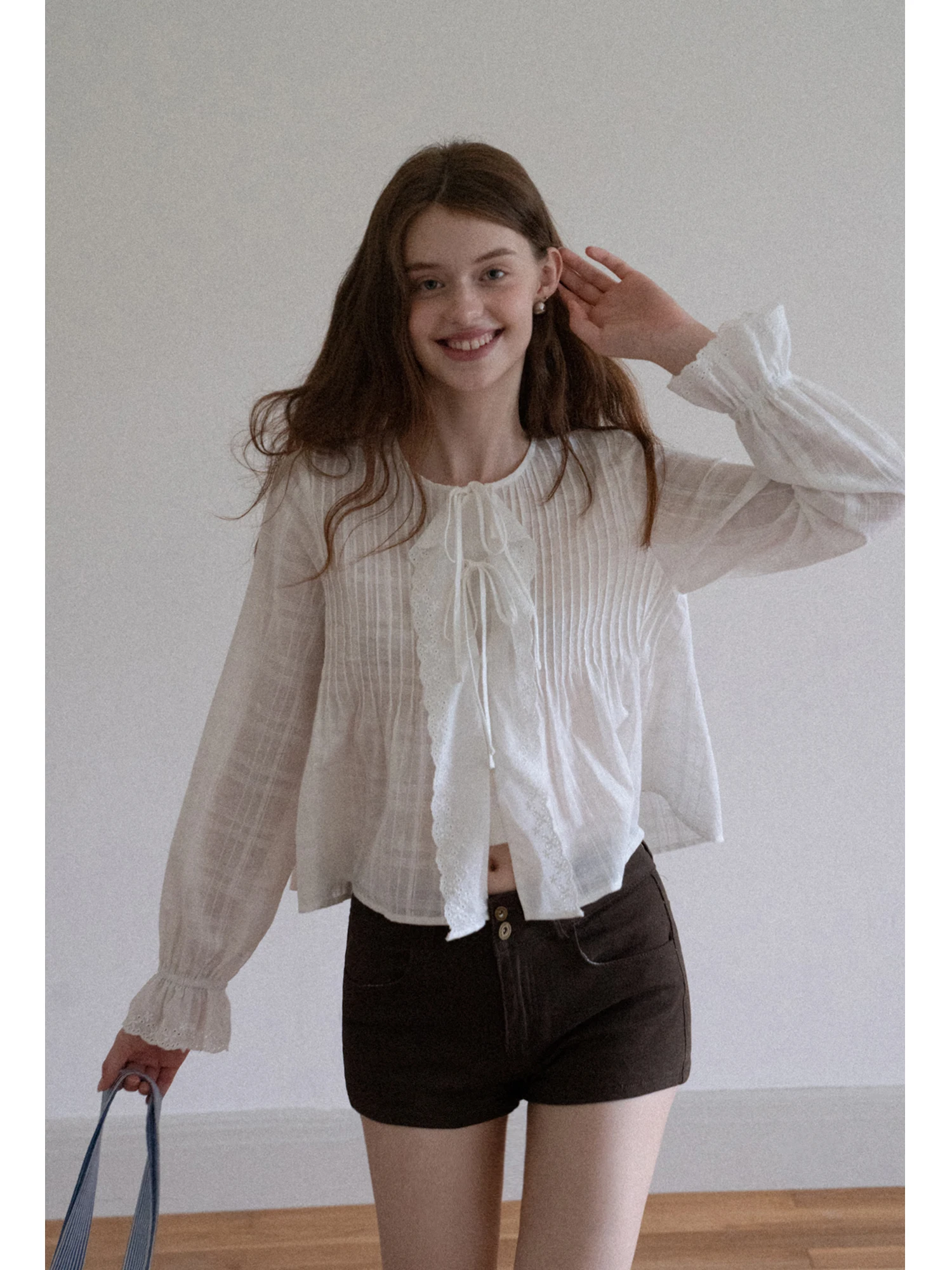 

EGGKA White round Neck Sleeveless Shirt Women's Loose Slimming Design Casual Top Spring Summer Fashion Straight Cut Cotton Blend