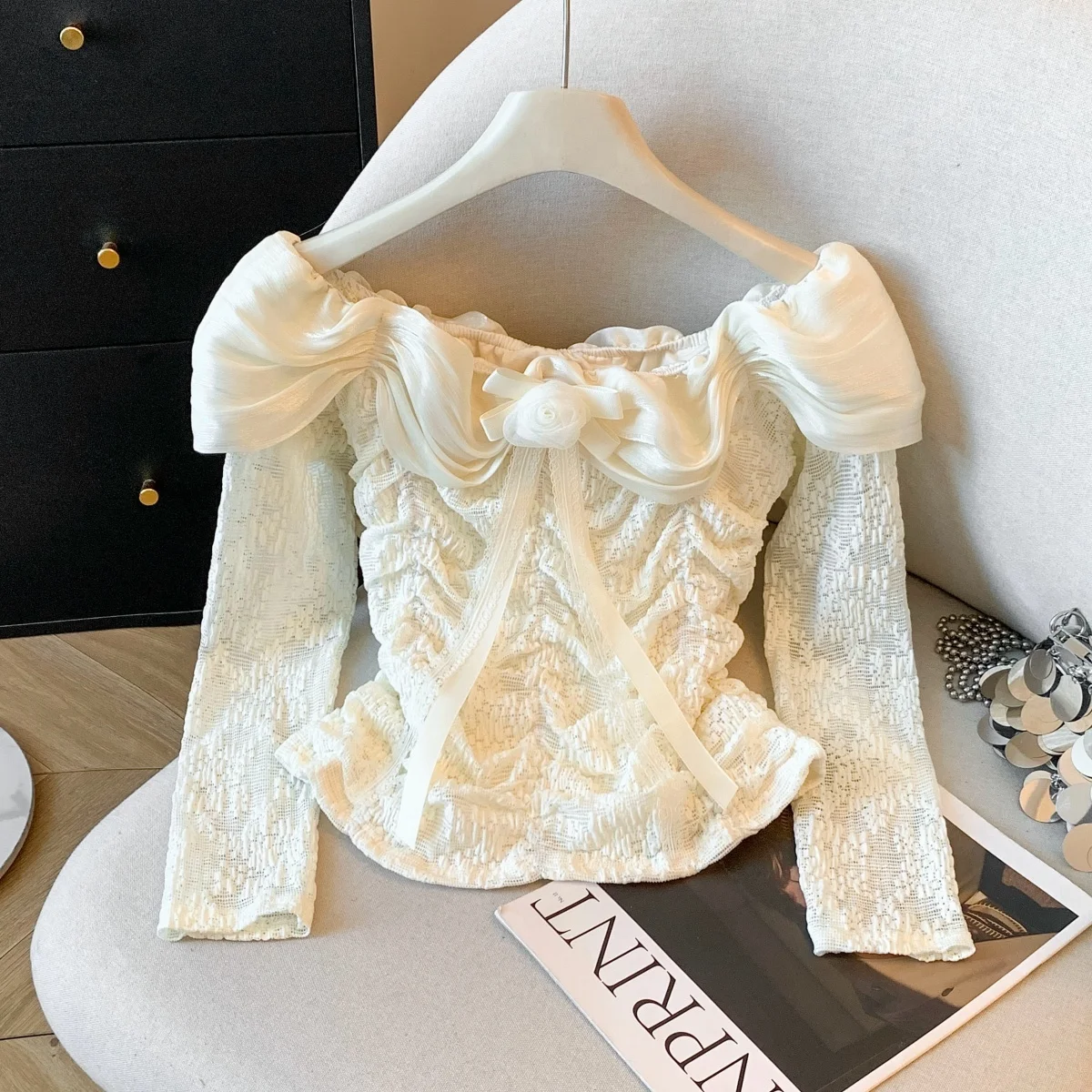 

Женская базовая блузка с кружевными цветочными 3D-вставками на плечах, длинным рукавом, весна-лето, приталенная, стильная, на одно плечо