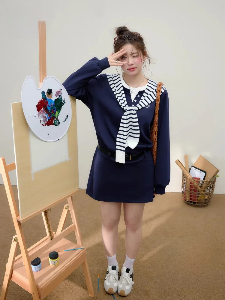 

Комплект для полных женщин: корейский свитер-накидка в полоску для стройности и юбка А-силуэта. Новинка.